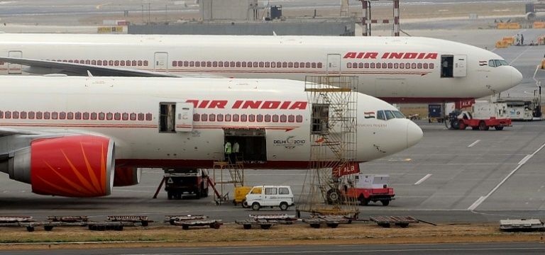محرك طائرة هندية يبتلع مهندس فنياً
