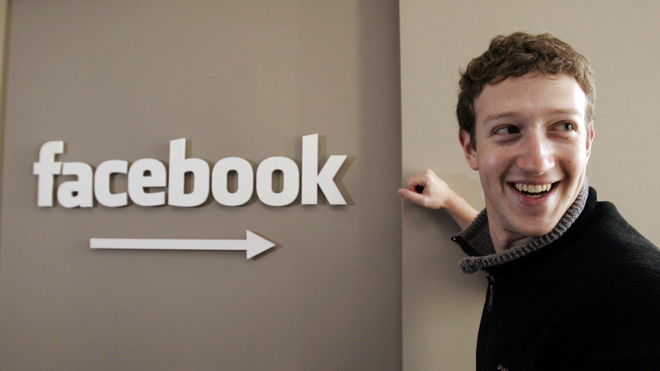 اختراق حسابات مؤسس فيسبوك على مواقع التواصل الاجتماعي