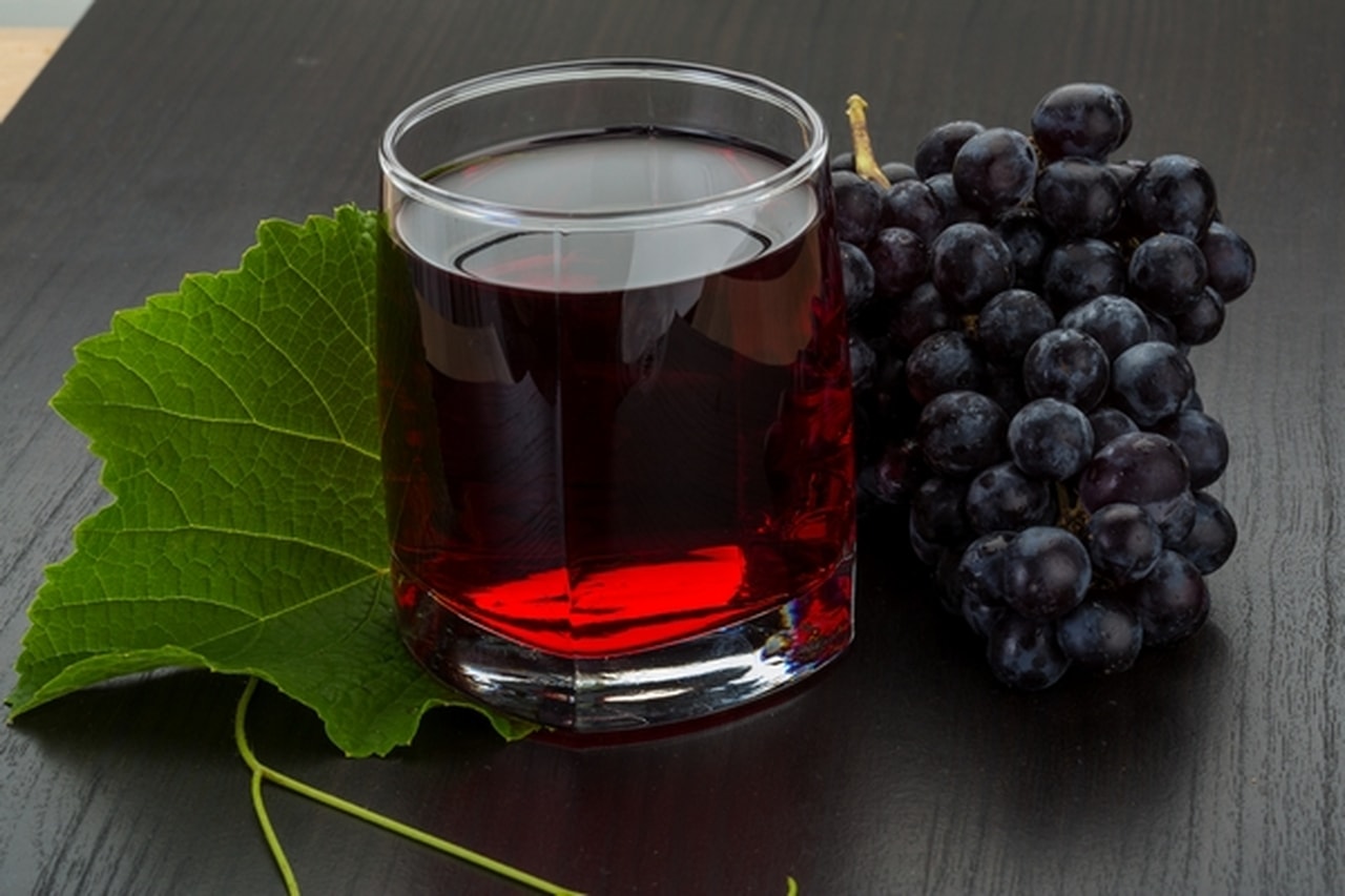 تناول عصير العنب يومياً يحمي من ألزهايمر
