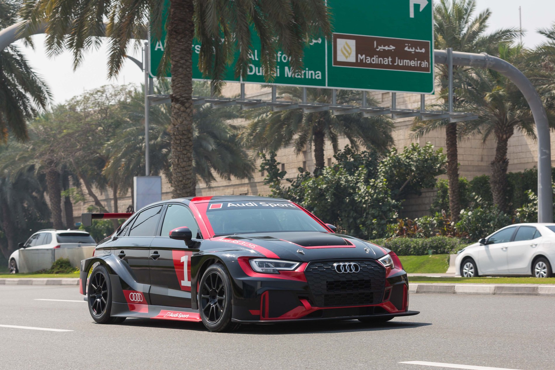 سيارة أودي RS 3 LMS تستعرض عضلاتها على طرقات دبي