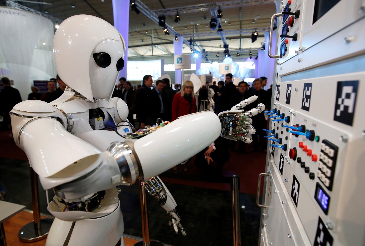 الروبوتات تخطط للقضاء على البشر والسيطرة على الكرة الأرضية ‏