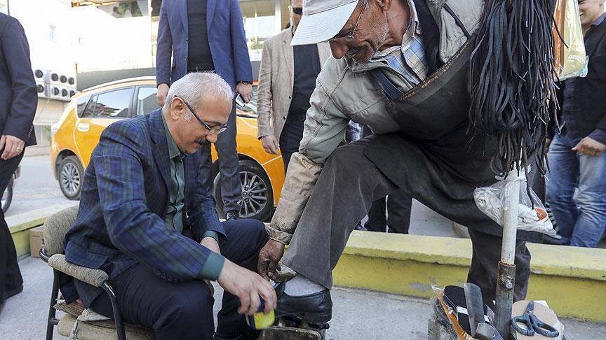 وزير التنمية التركي لطفي ألوان يلمّع حذاء أحد المواطنين ‏