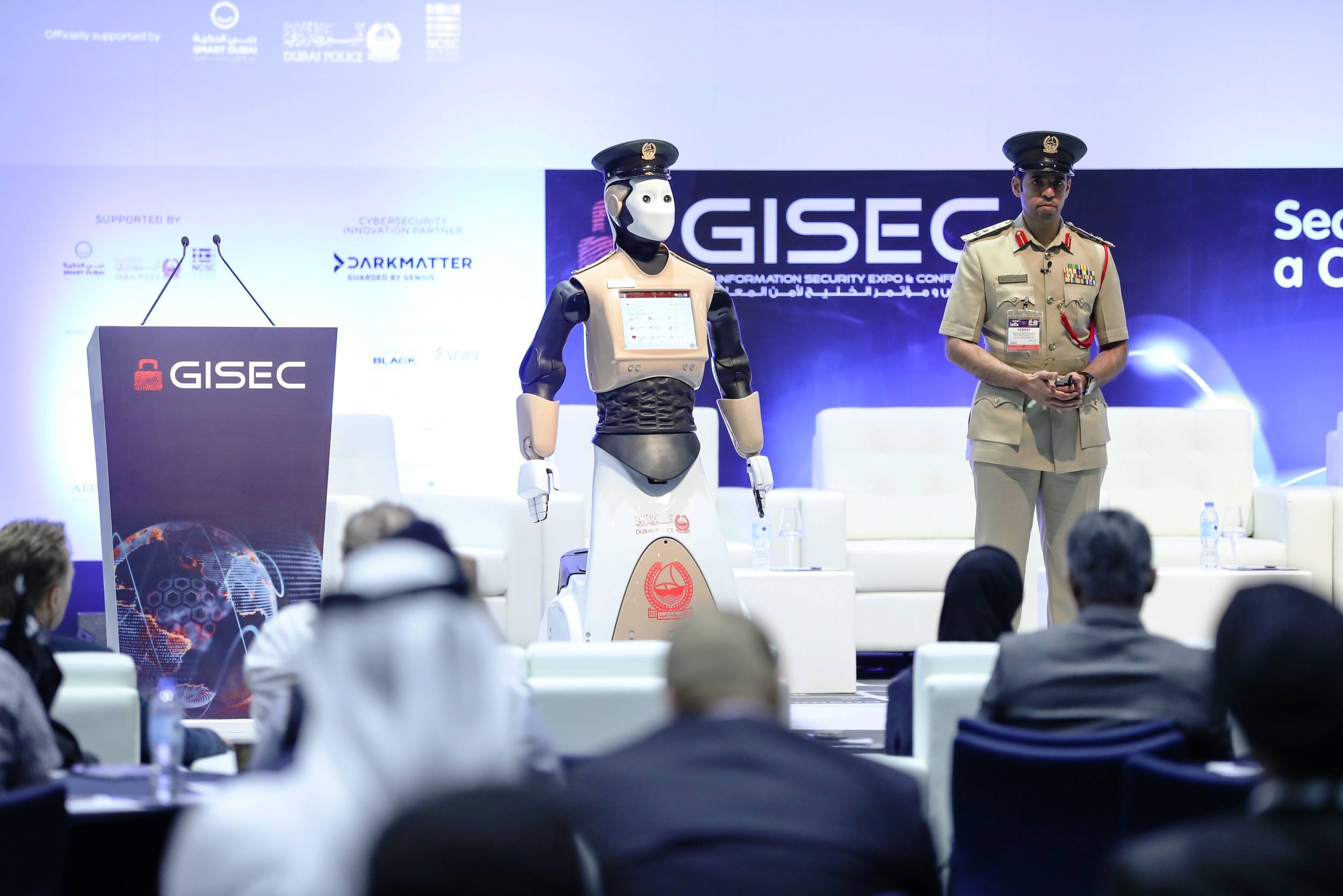 شرطة دبي تعلن رسمياً عن انضمام الشرطي الآلي الذكي الأول إلى صفوف كوادرها
