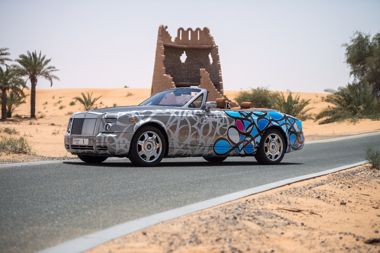 فريق “Habibeez” الإماراتي مع سياراته المشاركة في سباق الرالي الشهير "غامبول 3000