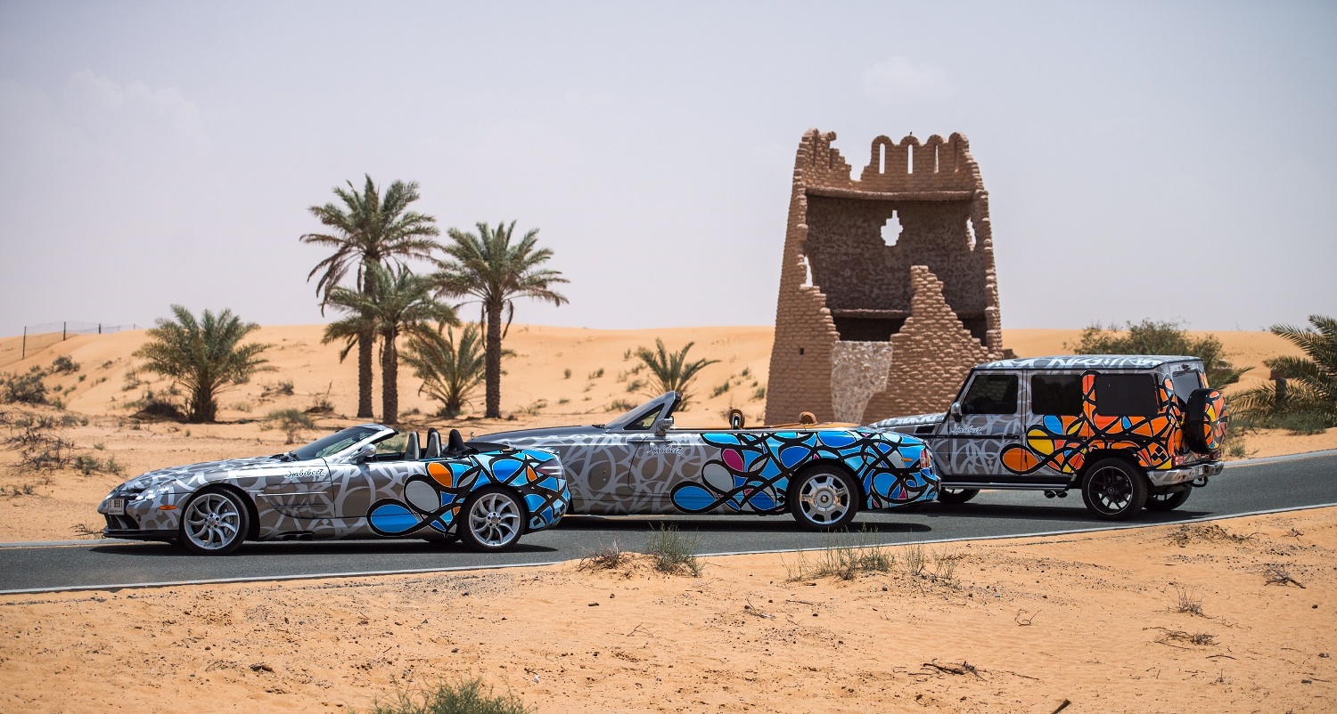 فريق “Habibeez” الإماراتي مع سياراته المشاركة في سباق الرالي الشهير "غامبول 3000