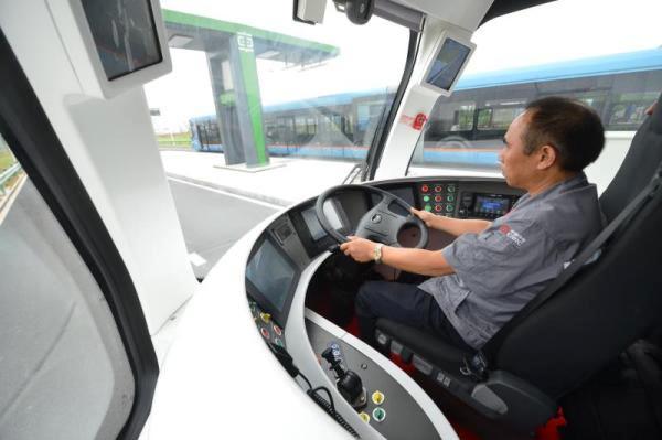 الصين تطلق أول قطار في العالم لا يحتاج إلى سكة حديد-01