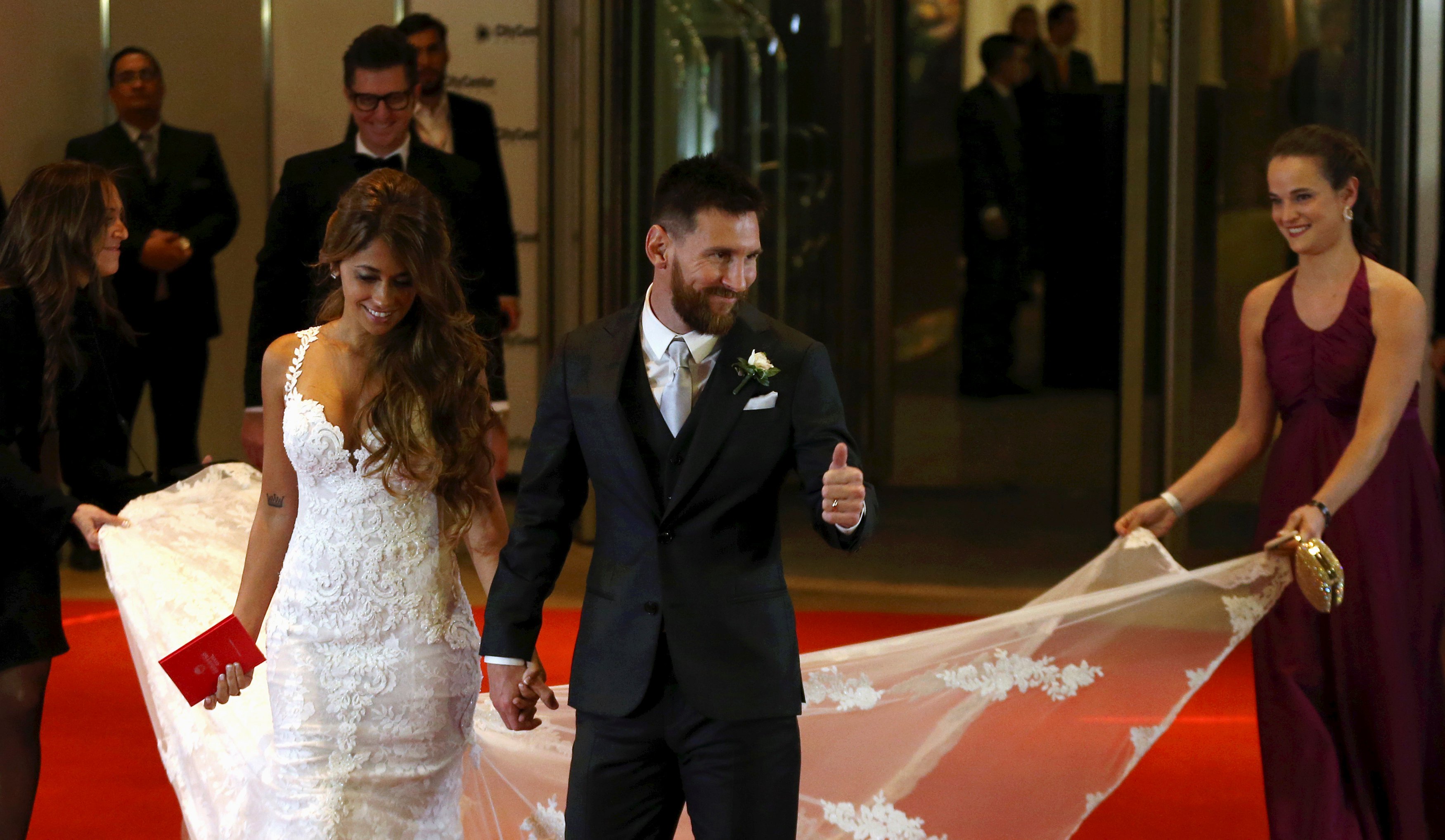 النجم الأرجنتيني ليونيل ميسي يتزوج رسمياً من صديقته أنتونيلا روكوزو