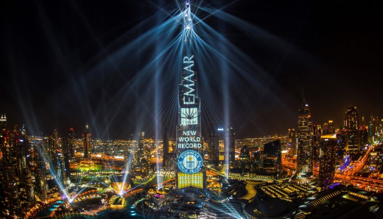 برج خليفة يسجل رقماً قياسياً جديداً في سجل غينيس للأرقام القياسية من خلال عرض ضوئي شديد الابهار