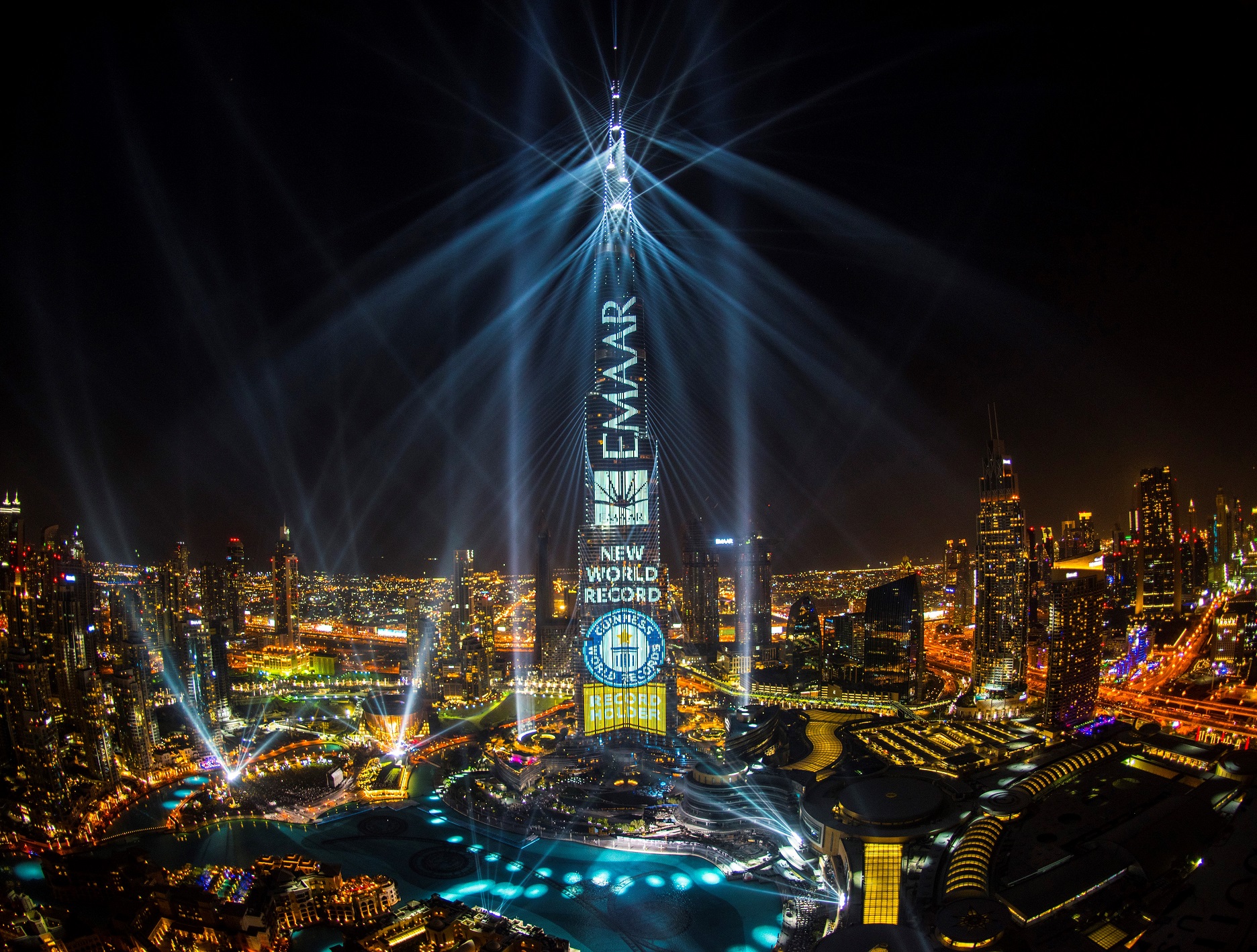 برج خليفة يسجل رقماً قياسياً جديداً في سجل غينيس للأرقام القياسية من خلال عرض ضوئي شديد الابهار