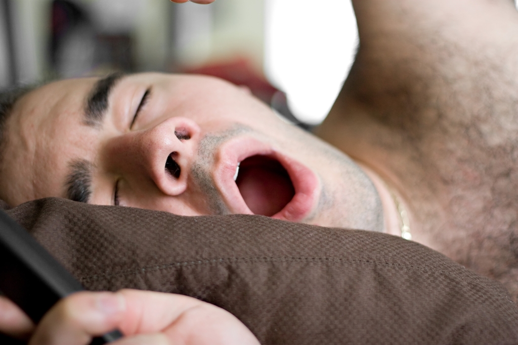 استخدام الهاتف الذكي قبل النوم يؤدي إلى مصاعب في النوم