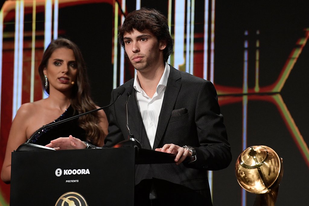 اللاعب البرتغالي الشاب جواو فيليكس يفوز بجائزة أفضل لاعب صاعد في حفل جوائز دبي جلوب سوكر 2019