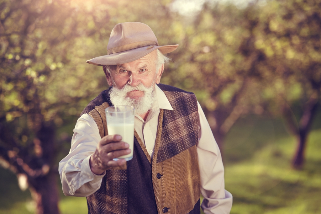 الحليب خالي الدسم يقاوم  الشيخوخة