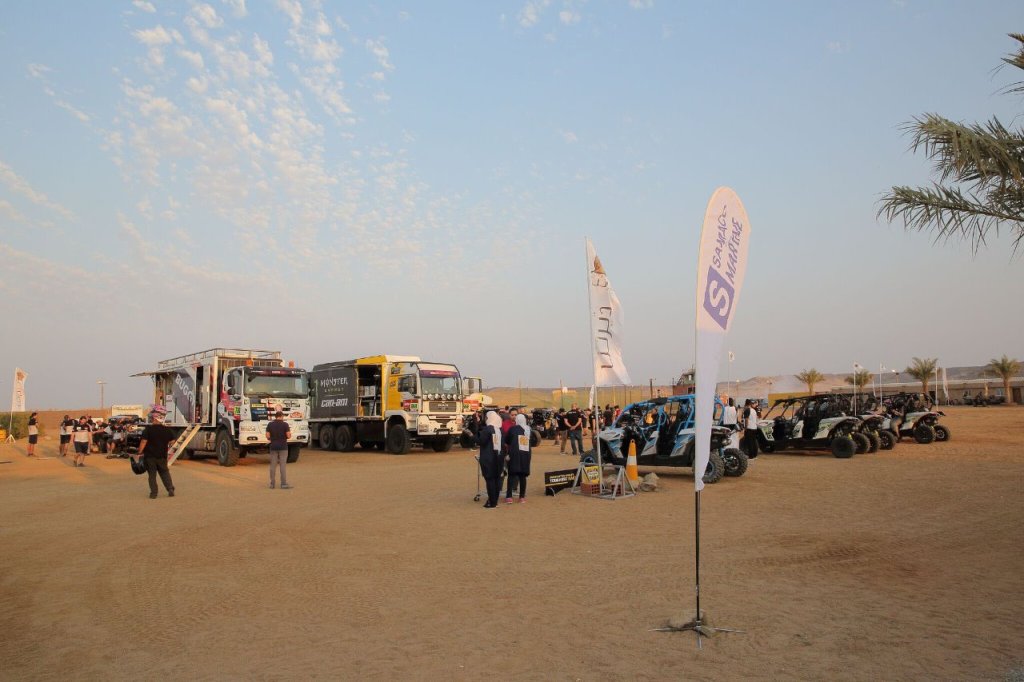المشاركون في رالي داكار يستقلون مركبات كان-إيه إم الصحراوية