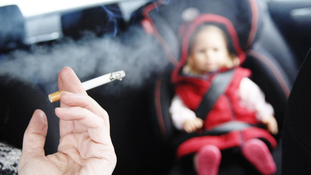 التدخين السلبي يضر بمستقبل طفلك