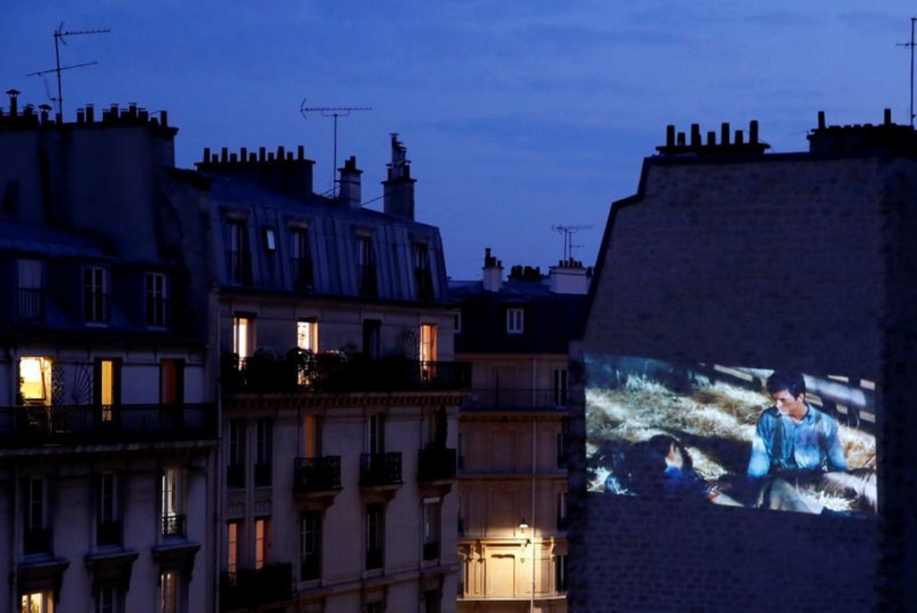 فيلم مان ويذاوت ستار خلال عرضه في الحي الباريسي