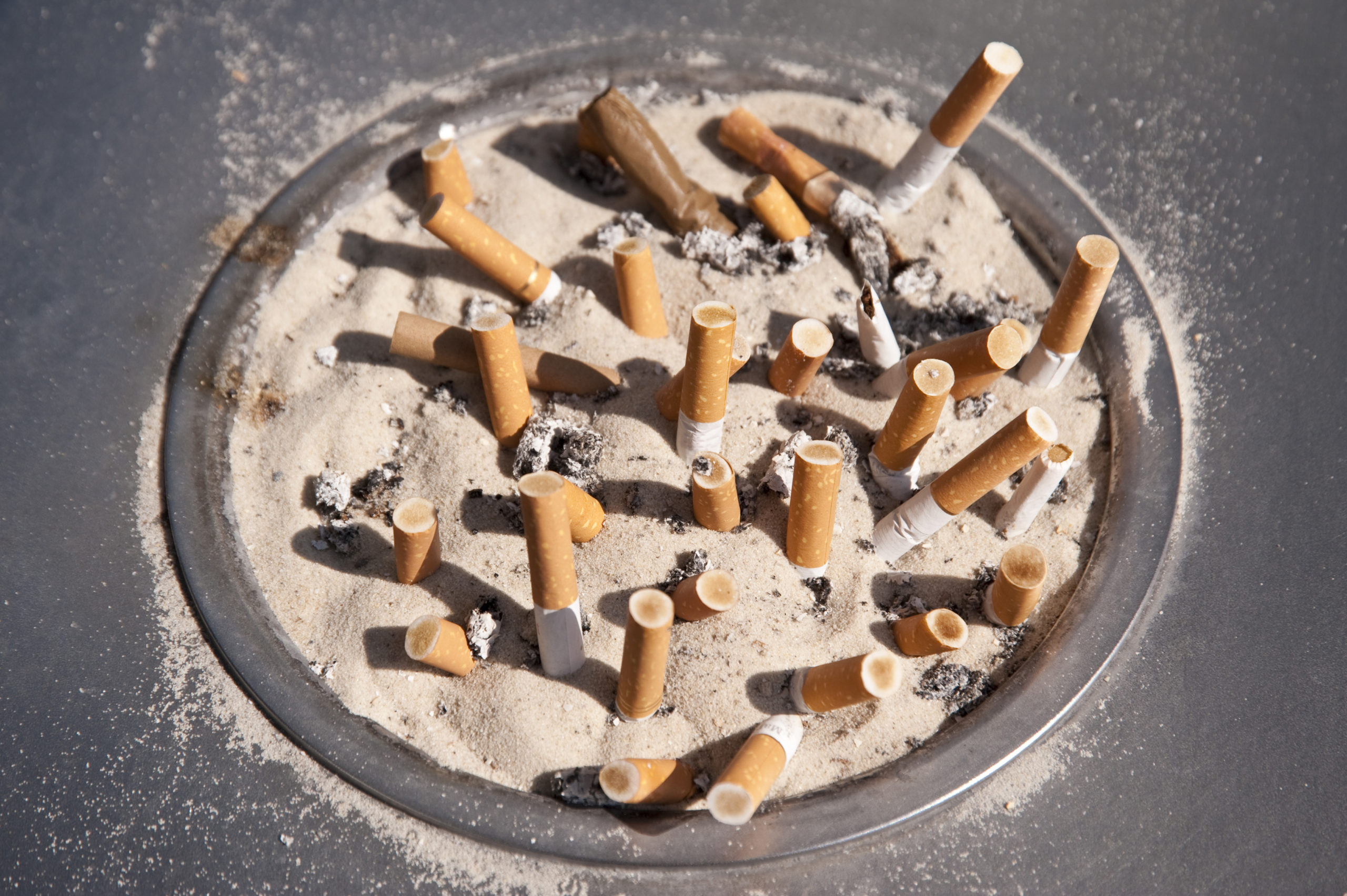 دراسة تؤكد بأن السجائر تنفث السموم حتى بعد إطفائها