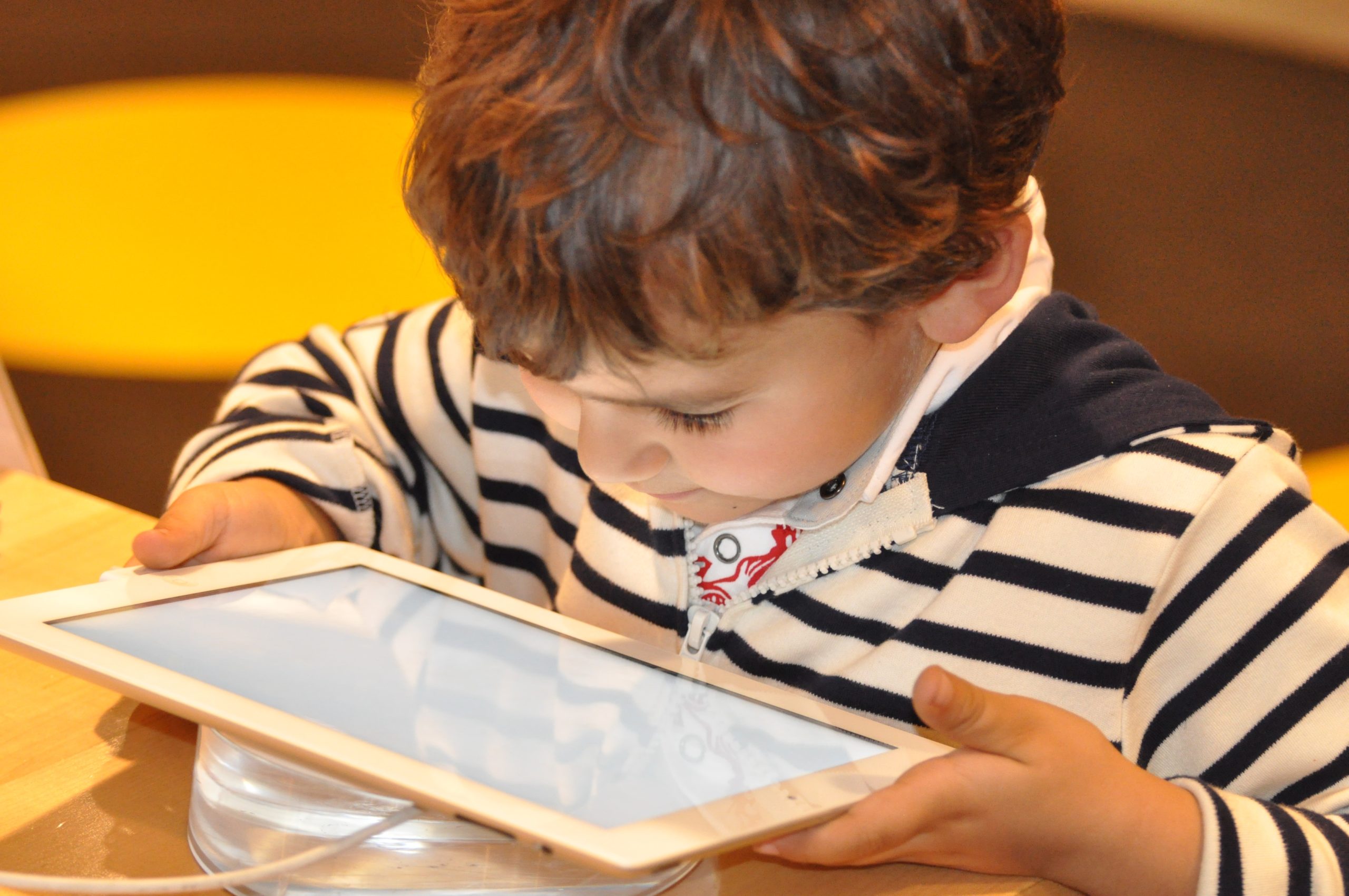 استخدام الأجهزة الإلكترونية لفترات طويلة قد يعيق تطور أدمغة الأطفال