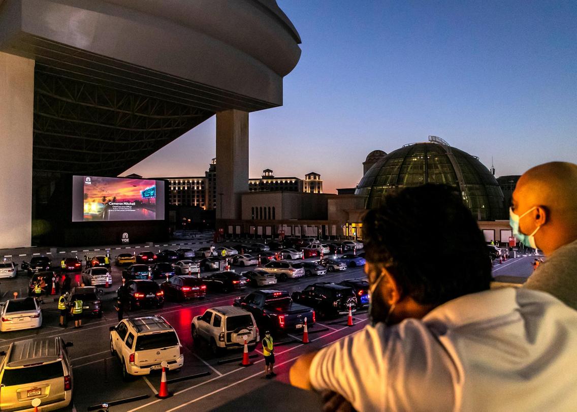 دبي تعلن إطلاق تجربة سينما السيارات على سطح مول الإمارات
