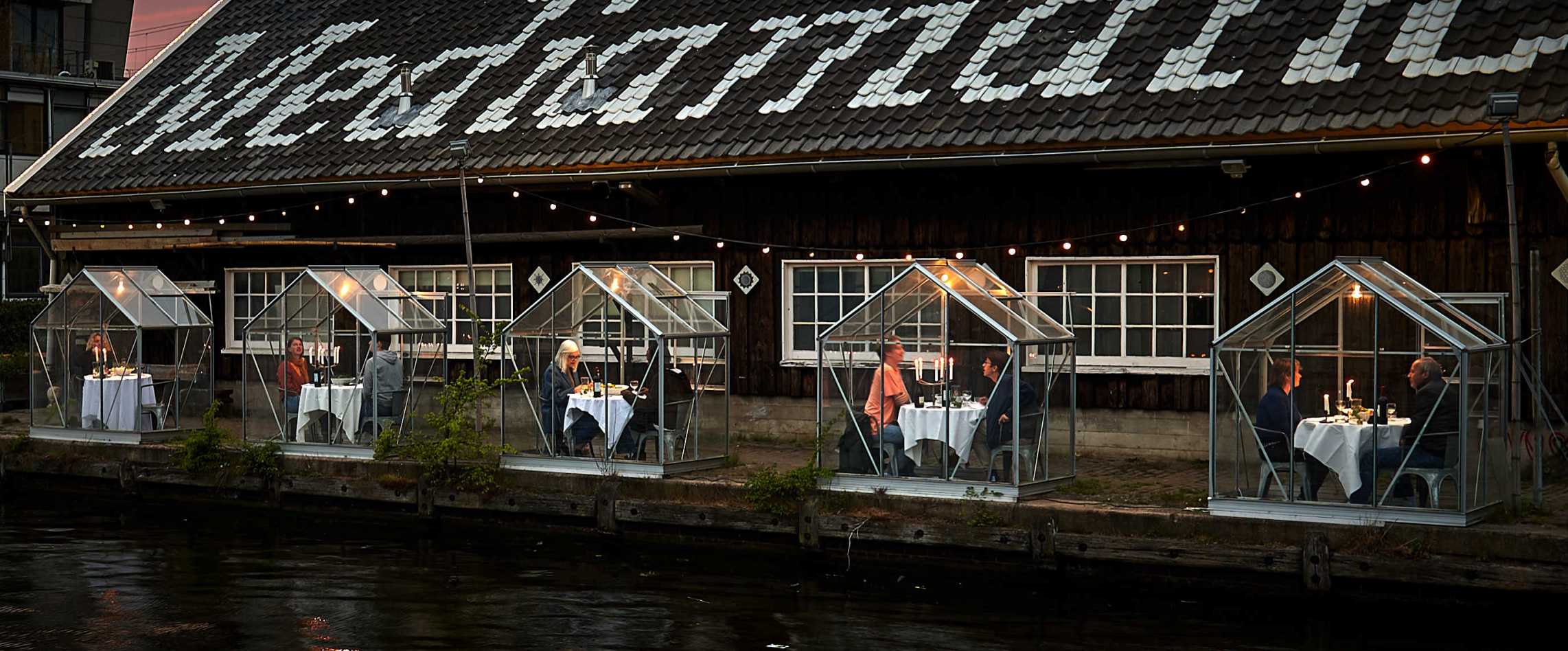 مطعم ميدياماتيك بيوتوب في أمستردام يستقبل زبائنه مجدداً في كبائن زجاجية منعزلة