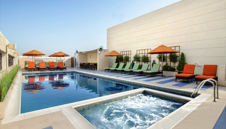 فندق جراند كوزموبوليتان دبي - حوض السباحة