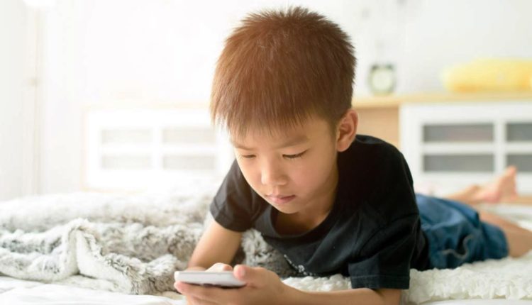 الأطفال الذين يستخدمون الهواتف الذكية في خطر أكبر