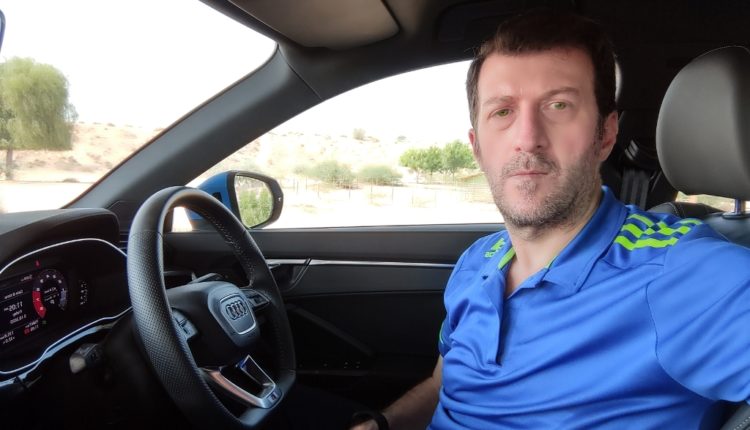 حسان محمد صبحي سوقار أثناء تجربة قيادة سيارة أودي كيو 3 طراز العام 2020 