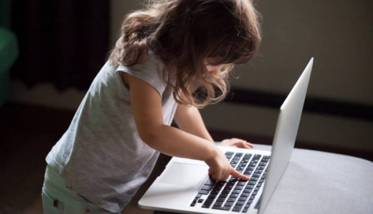 حماية الأطفال من مخاطر عالم الإنترنت