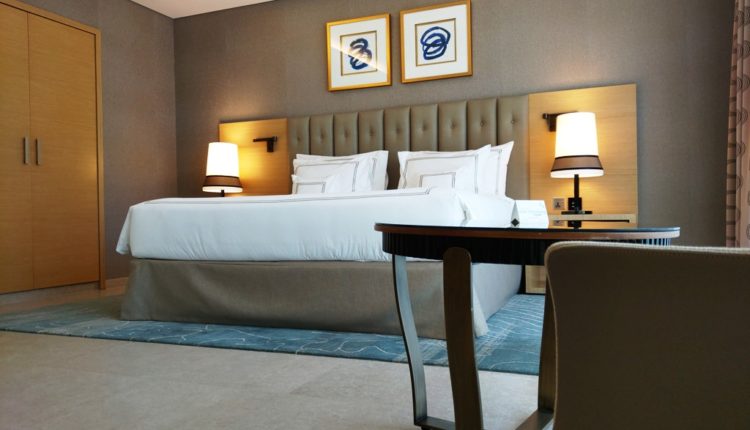فندق جراند كوزموبوليتان دبي - السرير في غرفة النوم