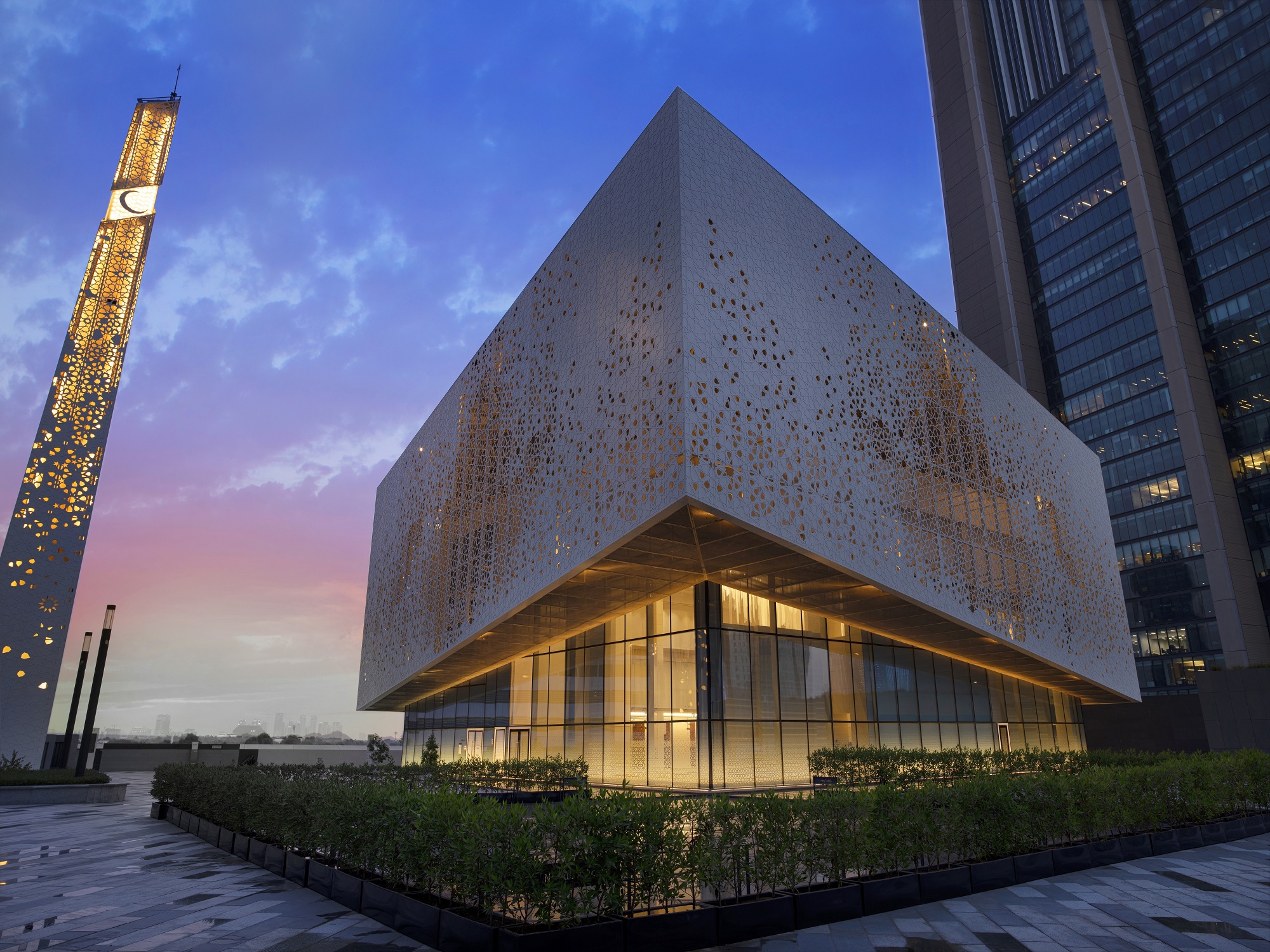 مسجد مركز دبي المالي العالمي الكبير يستقبل المصلين في جميع مواقيت الصلاة