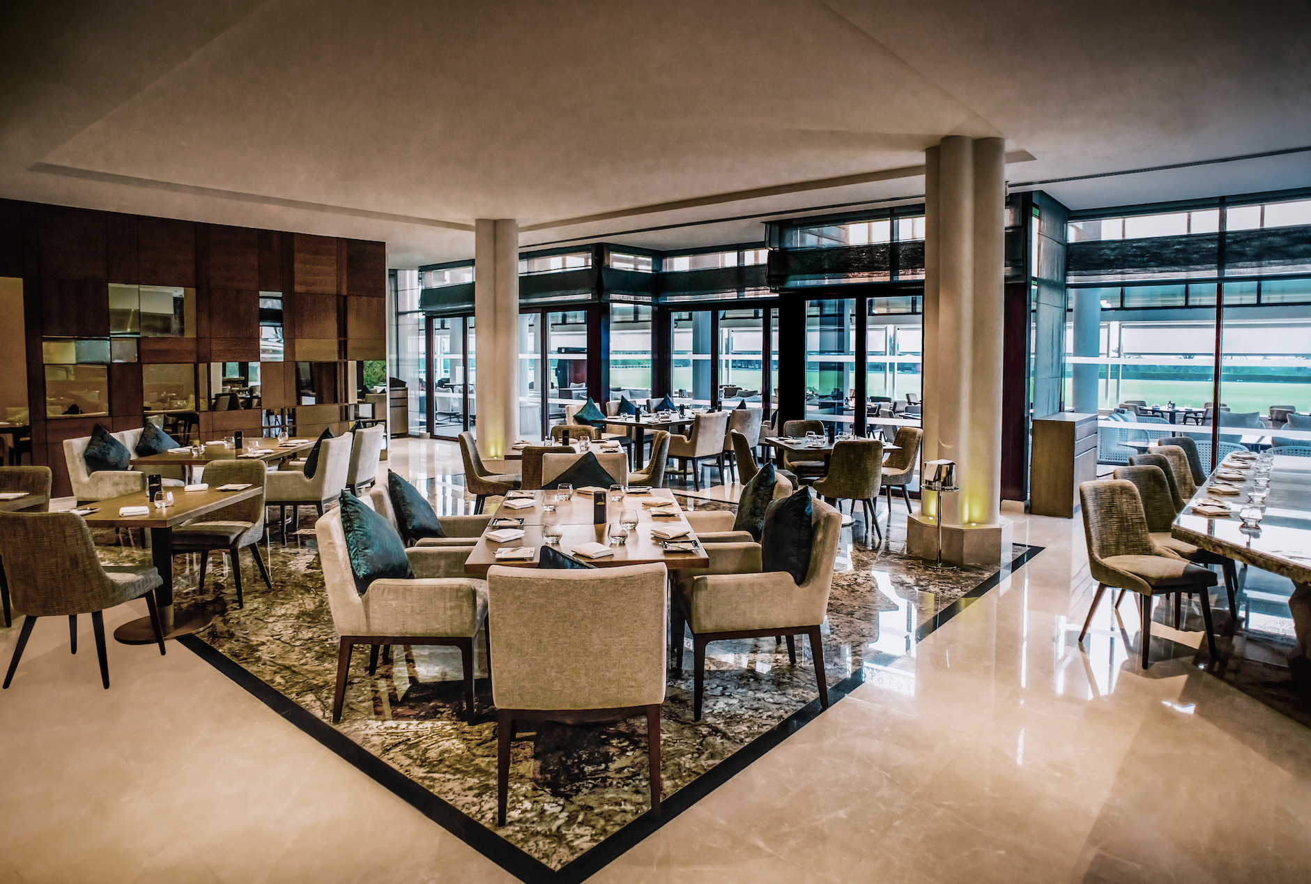 مطعم رير في منتجع ميليا ديزرت بالم دبي يستقبل عشاق الأطباق العالمية من جديد
