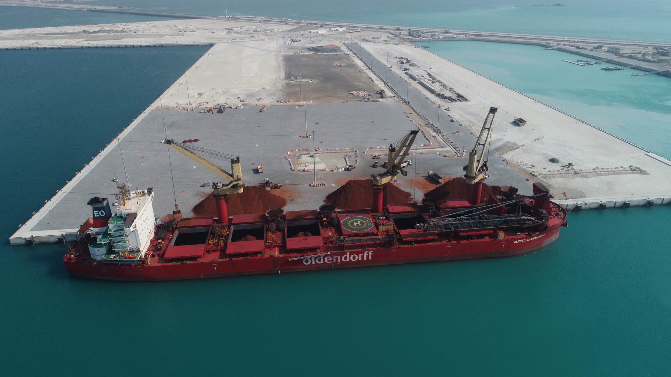 تسجيل إنجاز لافت جديد لموانئ أبوظبي في ميناء خليفة بوصول أول شحنة إلى الرصيف الجنوبي