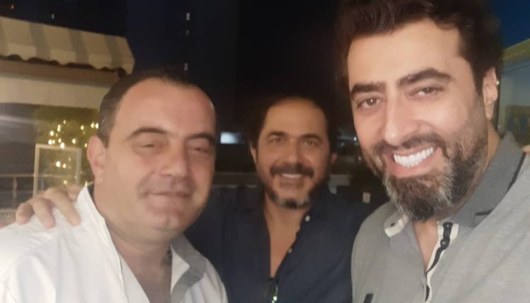 صورة تجمع الشيف العالمي حسين داغر بالنجم السوري الشهير باسم ياخور (إلى اليمين من الصورة)