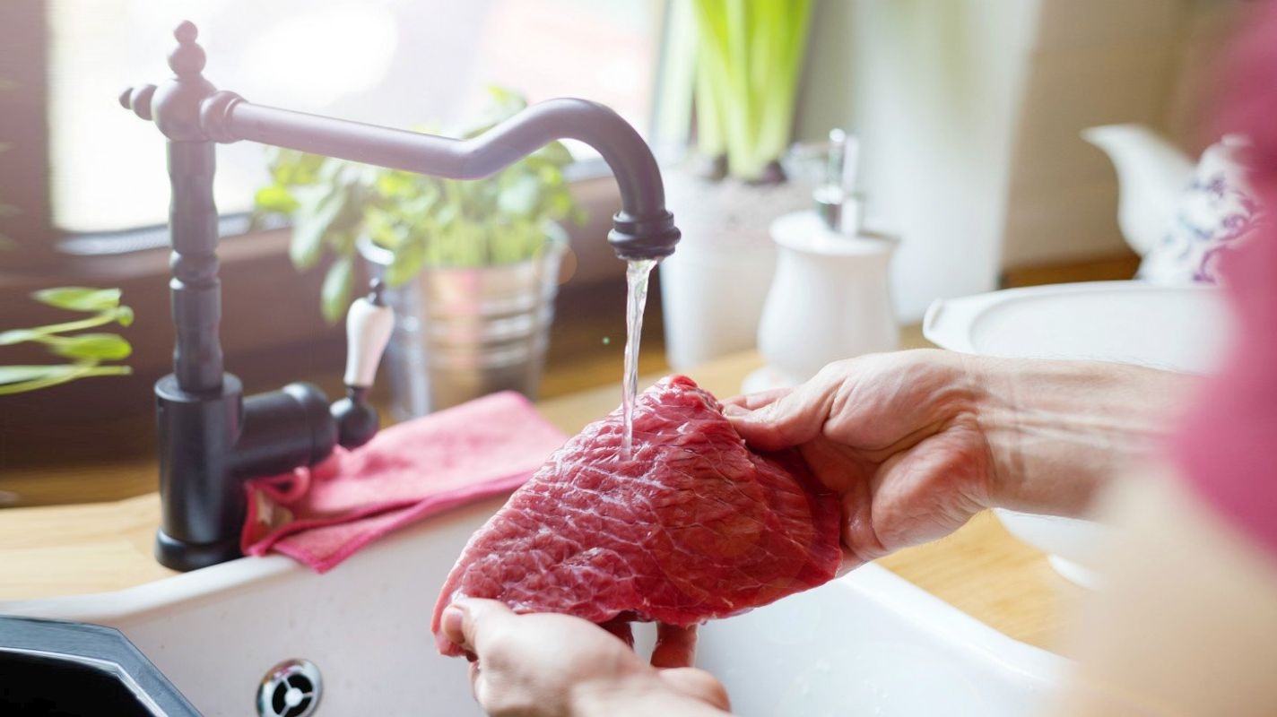 هل يتعين غسل اللحوم النيئة قبل إنضاجها؟