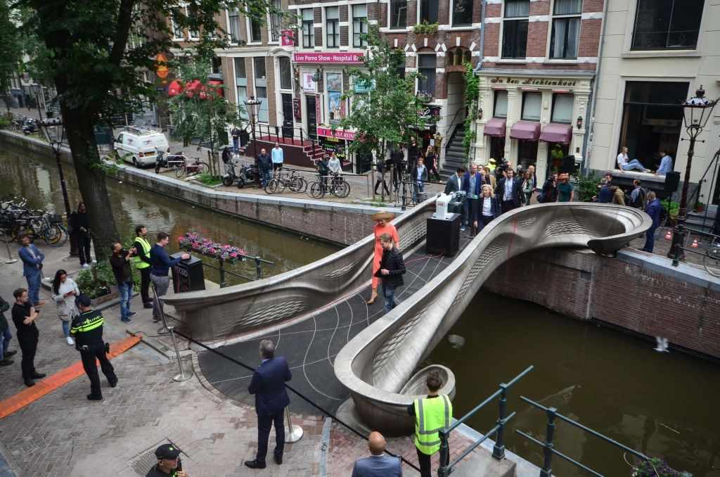 أول جسر فولاذي مصنوع بتقنية الطباعة ثلاثية الأبعاد يرى النور في هولندا