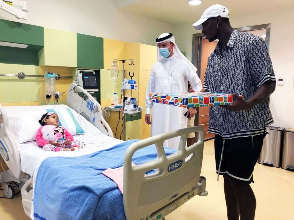 النجم الفرنسي بول بوغبا يزور مستشفى الجليلة التخصصي للأطفال