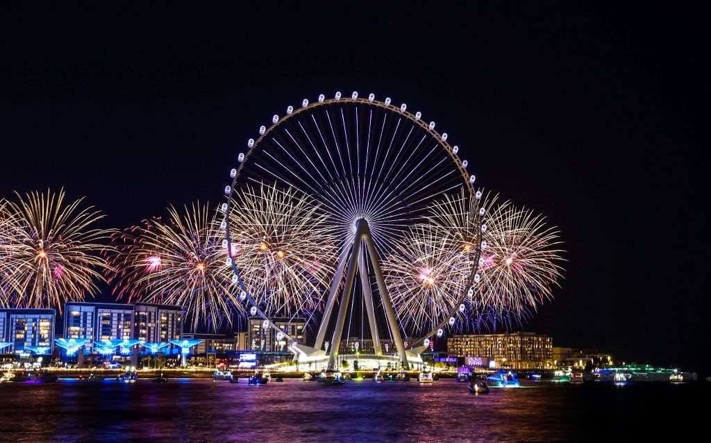 عين دبي تحتفي باليوم الوطني الخمسين لدولة الإمارات عبر سلسلة من الفعاليات الترفيهية وعروض الألعاب النارية