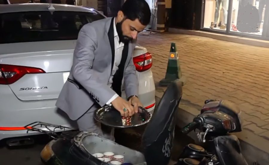 وسام الجبوري…بائع شاي عراقي يجذب زبائنه بالبدلة الرسمية