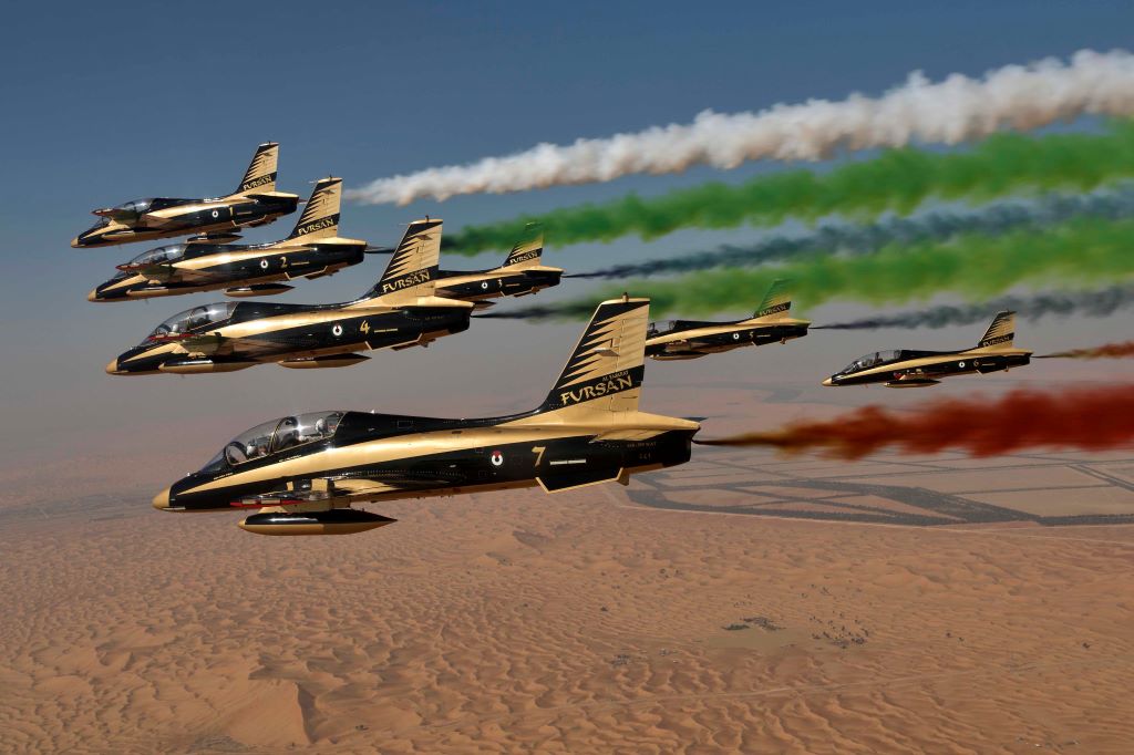فريق "فرسان الإمارات" يقدم عروضاً جوّية مذهلة في سماء دبي