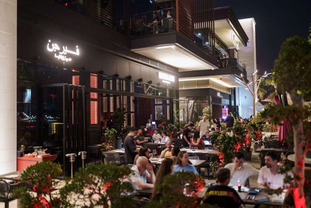 مطعم "فيرجن إيزاكايا" الياباني في دبي يكشف عن مجموعة من عروضه الصيفية الآسرة