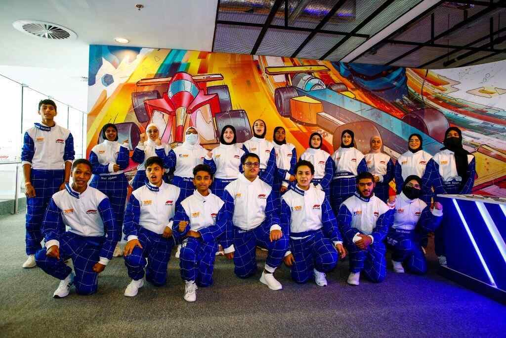 الفائزون بتحدي أدنوك ياس في المدارس لمنطقة الظفرة يعيشون الأجواء الرائعة لسباق جائزة أبوظبي الكبرى للفورمولا1