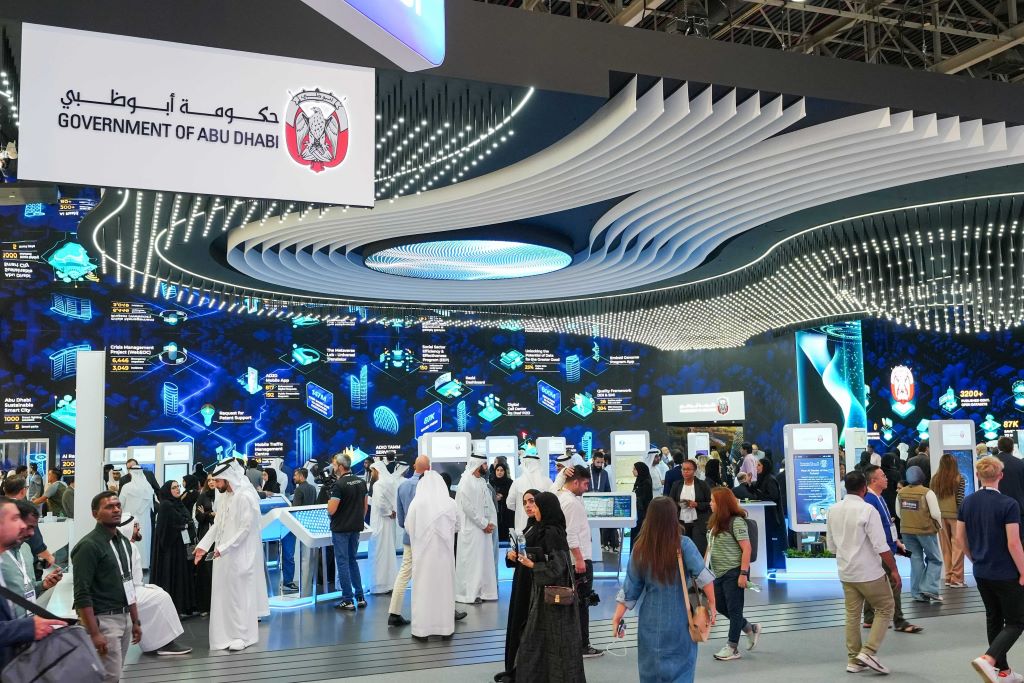 حكومة أبوظبي تواصل استعراض مبادراتها في مجال التحول الرقمي على هامش معرض جيتكس